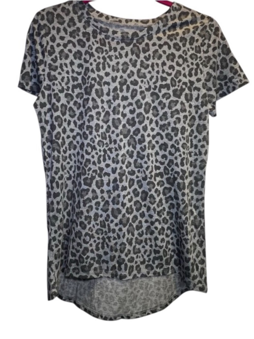 Zoe + Liv gray leopard print short sleeve knit shirt SZ L NWT